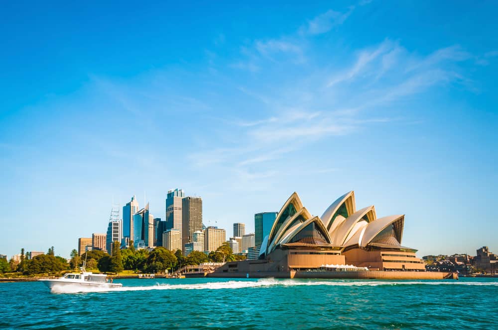 Operahuset i Sydney og storbyens skyline i baggrunden.