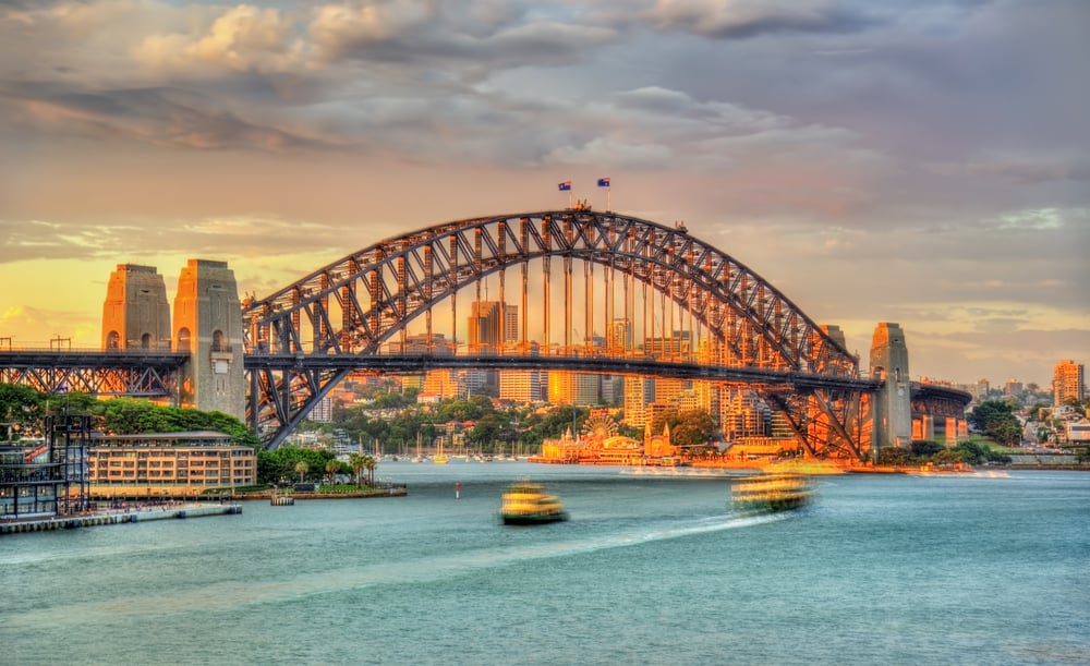 Sydney Harbour Bridge i solnedgangen.